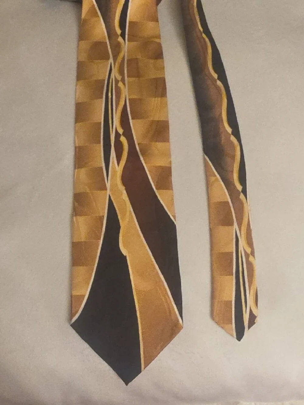 Dino bassi Hand Made Men's Black & Gold Geometric Silk Tie 4 Inches Wide